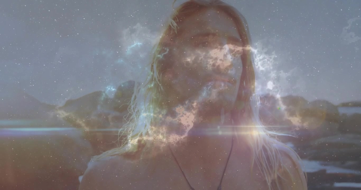 Sobreposição de nebulosa cósmica aparecendo em costa rochosa, com um homem virando a cabeça mostrando perfil em tecnologia.
