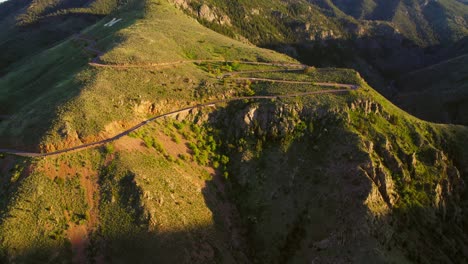 Imágenes-Aéreas-De-La-Sinuosa-Carretera-De-Montaña-Cerca-De-Golden-Colorado-Usa-Durante-La-Hermosa-Puesta-De-Sol