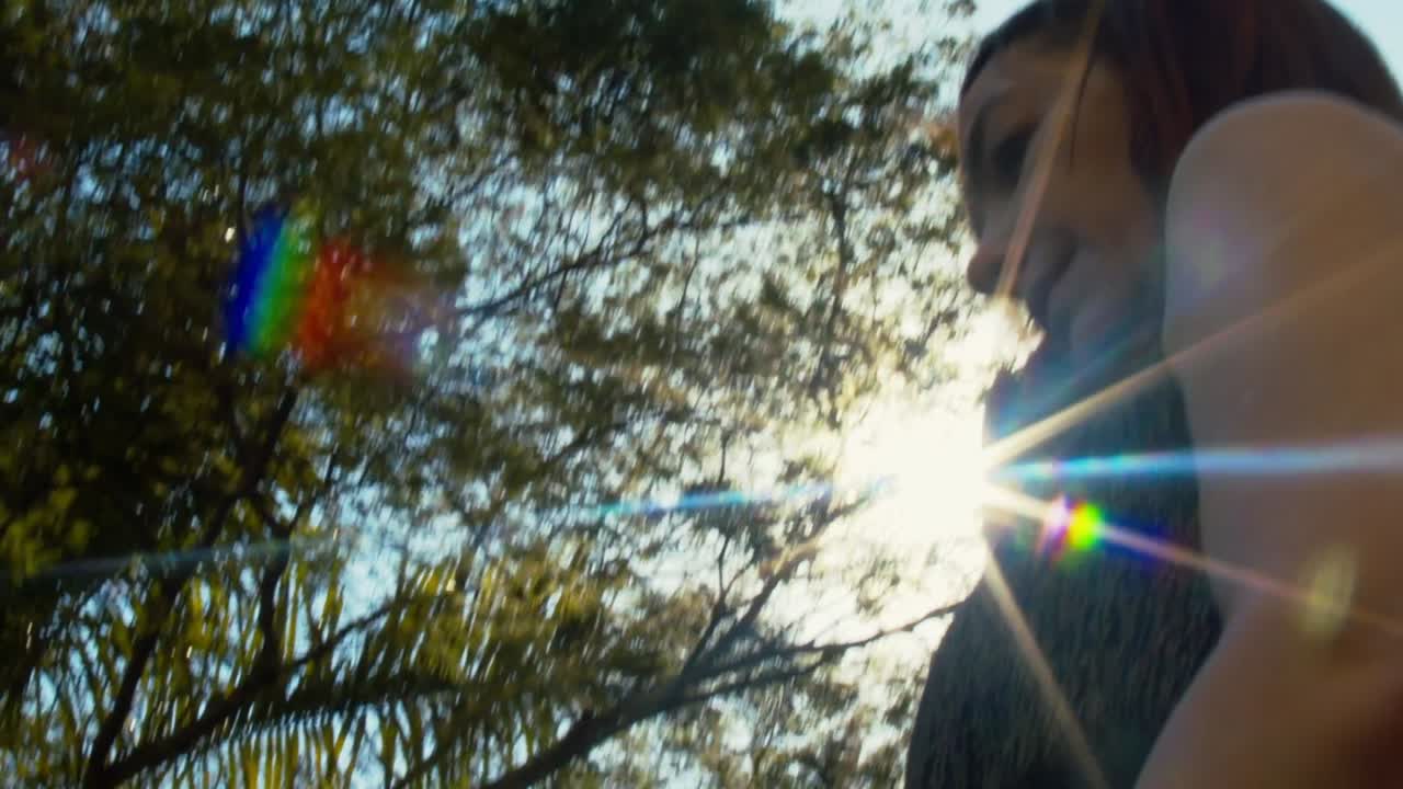 toma de mano de una mujer hablando por teléfono celular, vista de ángulo bajo
