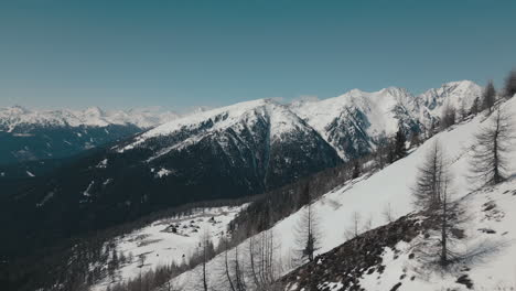 Enormes-Montañas-Nevadas-En-Invierno