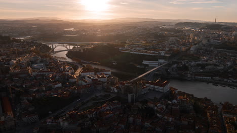 el paisaje urbano de porto al atardecer