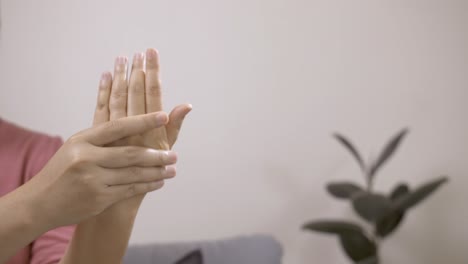 mujer aplicando crema de manos para una rutina de piel saludable