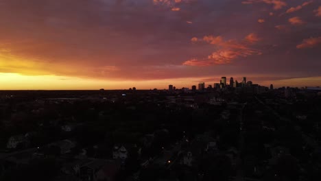 Bunter-Sonnenuntergang-über-Minneapolis,-Innenstadt-In-Der-Ferne,-Sommersonnenuntergang