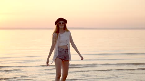 mujer disfrutando de la puesta de sol en la playa