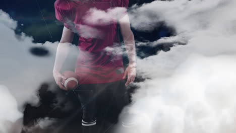 animación de nubes sobre un jugador de fútbol americano caucásico con una pelota