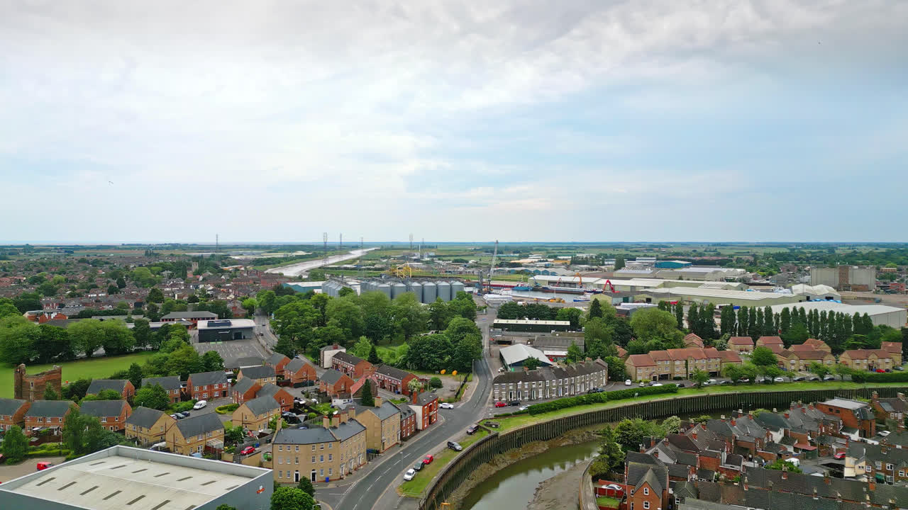 descubra el encanto idílico de una escena costera de la hora de oro a través de impresionantes imágenes aéreas de drones: estuario, bancos de arena, océano y pantanos
