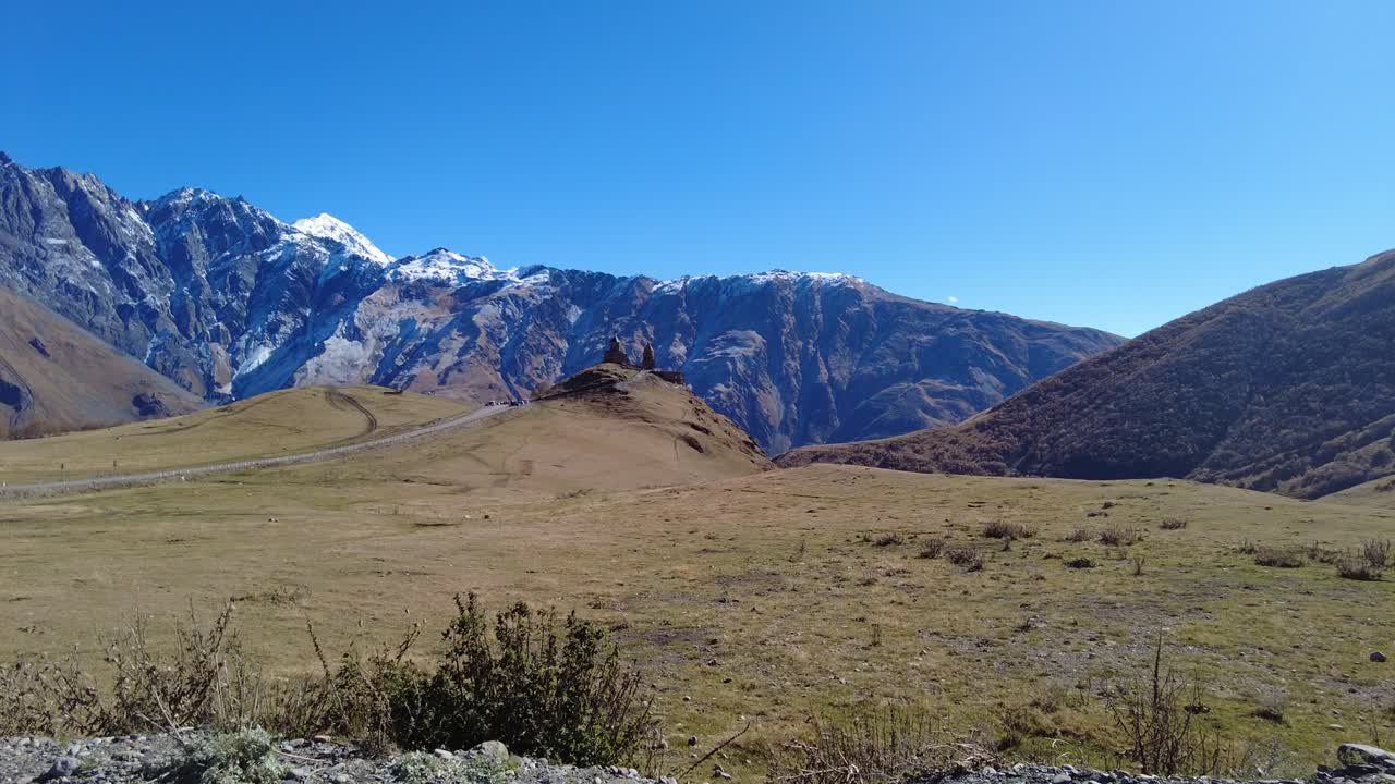 hermosas montañas del cáucaso y la iglesia de stepantsminda - la principal atracción de georgia
