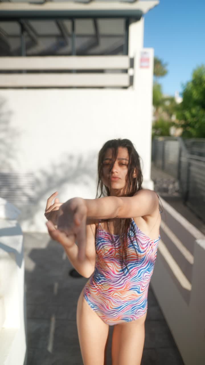 다채로운 수영복을 입은 여자 야외