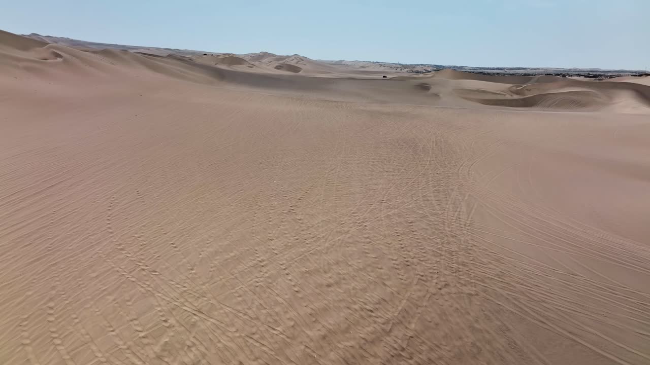 dunas de arena del desierto y ciudad de perú