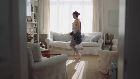 Mujer-Joven-Feliz-Bailando-En-Casa-Divirtiéndose-Escuchando-Música-Con-Auriculares-Disfrutando-De-La-Celebración-Del-Fin-De-Semana-Con-Movimientos-De-Baile-Funky