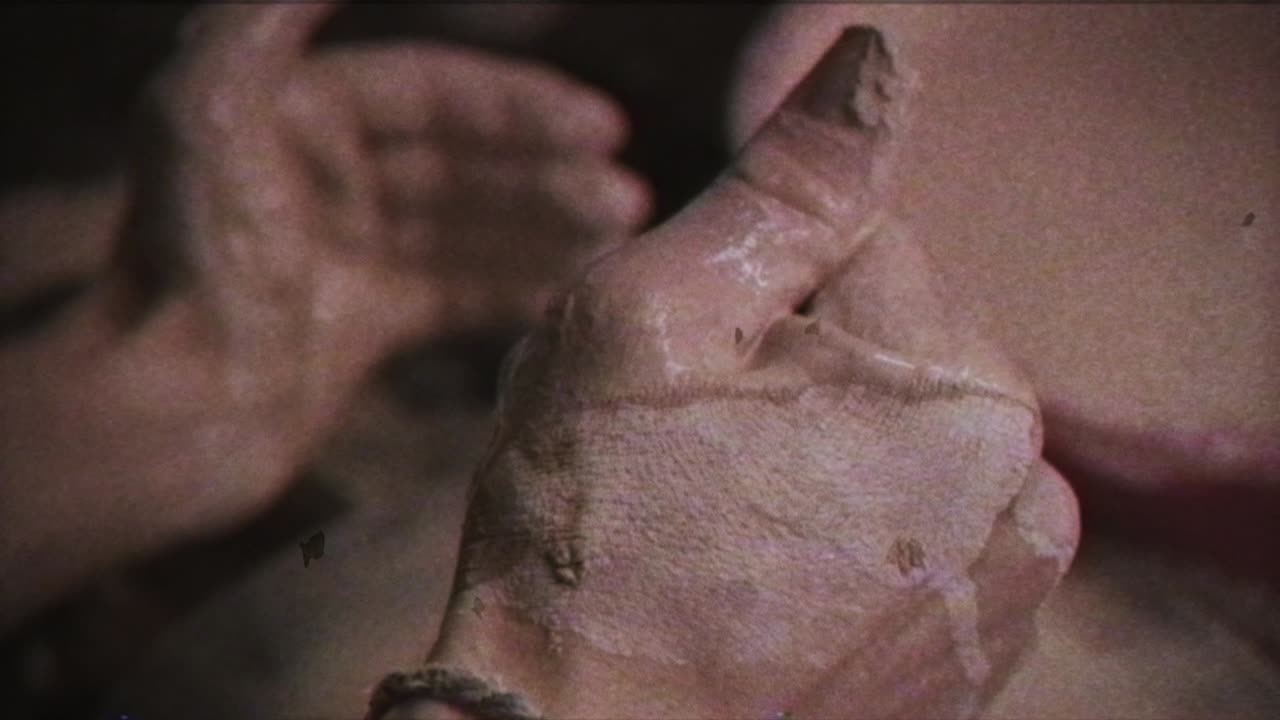 el alfarero hace una jarra de arcilla. efecto vintage. un hombre hace un jarrón en la rueda de un alfarero