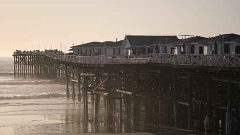 Pacific-Beach-California-Puesta-De-Sol-Con-Olas-Rompiendo-En-La-Playa---Cámara-Lenta-Lado-Izquierdo-Del-Muelle