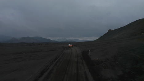Increíble-Vista-De-Drones-Paisaje-Lunar-Paisaje-Islandés-Con-Vehículo-Conduciendo-Camino-De-Polvo-Explorando-Las-Tierras-Altas.-Coche-4x4-Vista-Aérea-Conduciendo-Camino-Fangoso-En-Islandia.-Seguro-Comercial