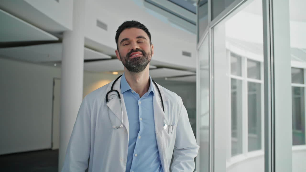 Médico revisando la información del paciente en el portapapeles. Primer plano de hombre sonriente caminando.