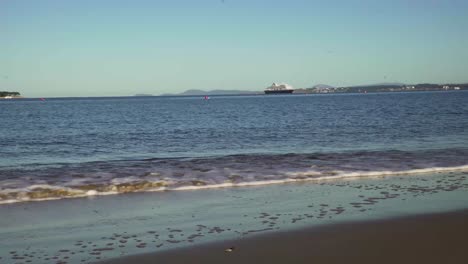 Ruhiger-Strand-Mit-Boot-Und-Insel