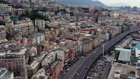 Vista-Aérea-De-La-Ciudad-Muestra-La-Arquitectura-Colorida-De-Génova,-Capital-De-La-Región-De-Liguria