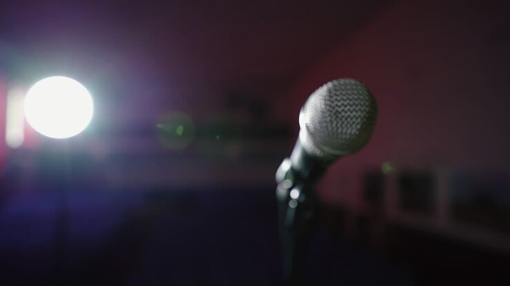 Microfono in piena luce. Una sala vuota senza spettatori. Scena di una sala da concerto. Lockdown