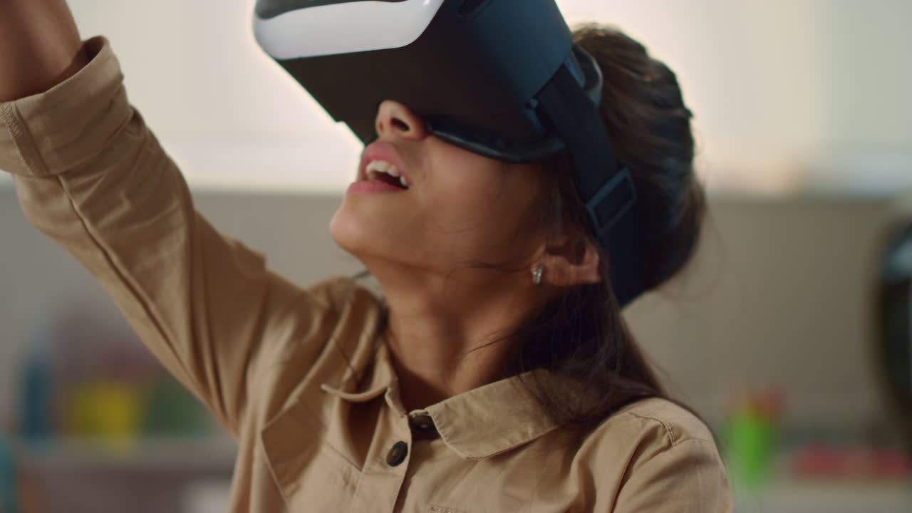 Ragazza che indossa un visore per la realtà virtuale. Studenti che si immergono nella realtà virtuale.