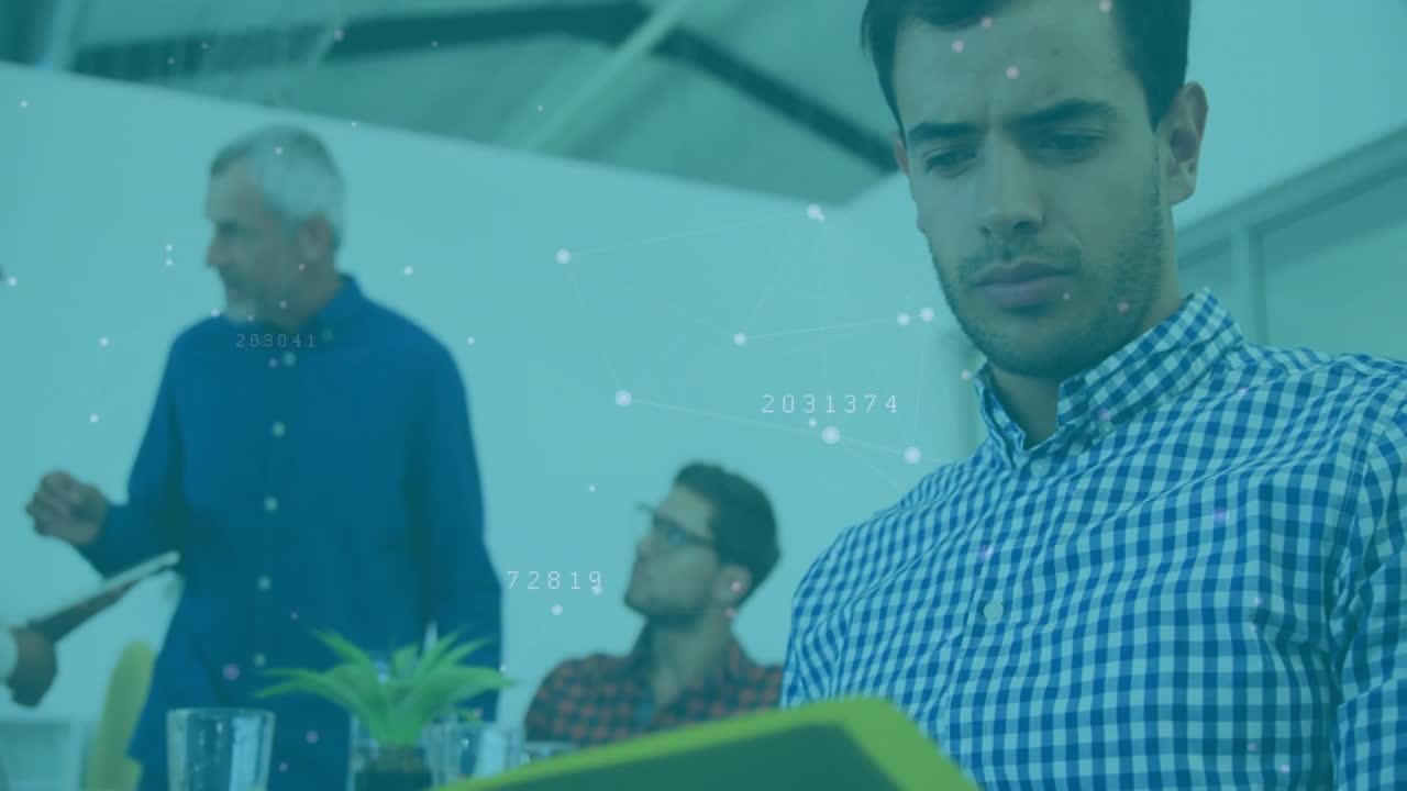 animación de procesamiento de datos financieros sobre empresario caucásico en la oficina