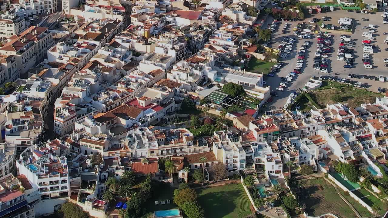 Luftfoto af Nerjas tætte, hvide arkitektur