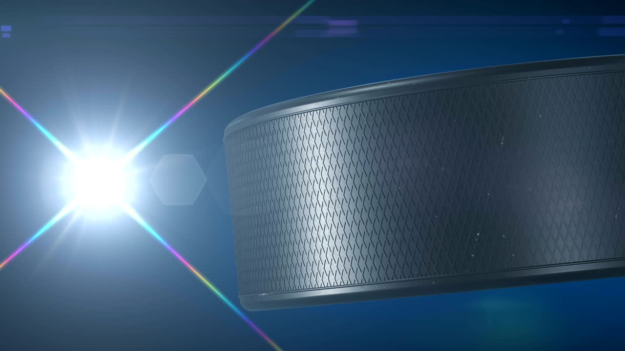 hermoso disco de hockey girando de cerca con brillantes flashes de fotos en cámara lenta en negro. hockey en bucle animación 3d de girar el disco aislado. concepto deportivo.