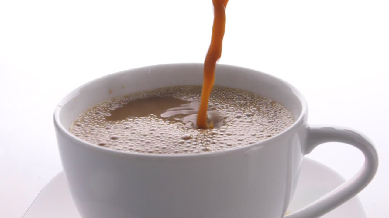 Caffè versato nella tazza