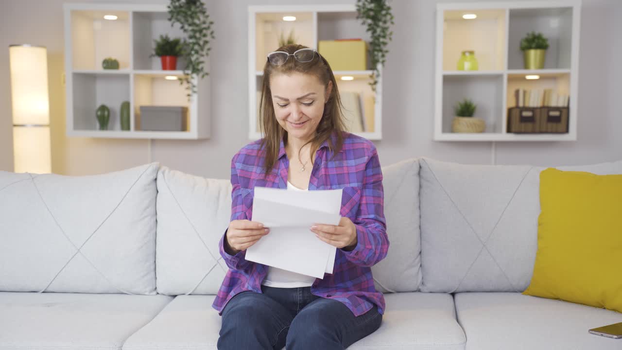la mujer que se regocija en un buen papeleo de contenido.