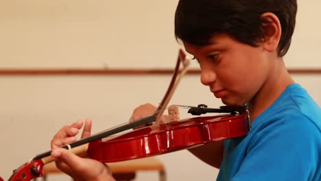 Lindo-Alumno-Tocando-El-Violín-En-El-Aula