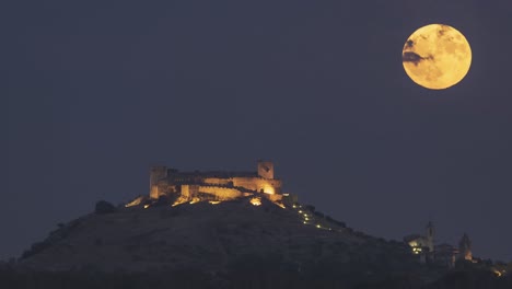 Abends-Beleuchtetes-Schloss-Auf-Einem-Hügel