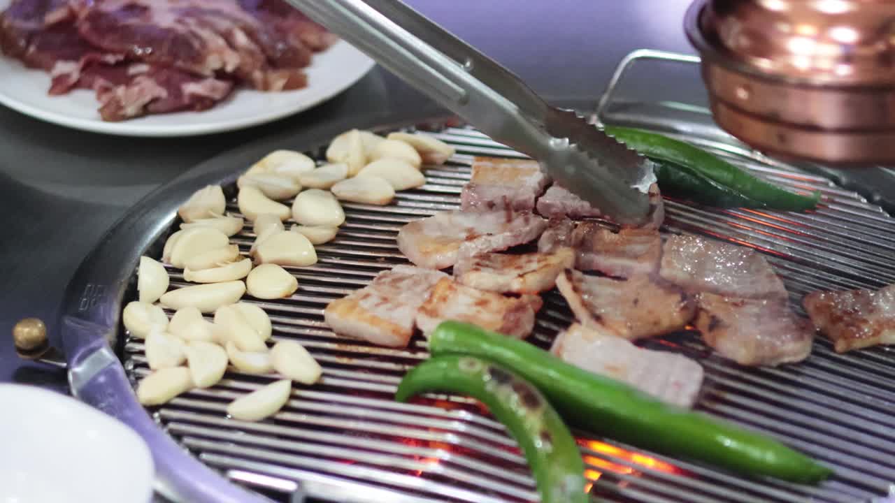 고기, 마늘, 고추 를 그릴 에 조리 하는 것