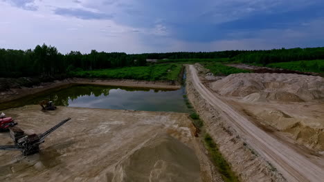 drone dolley hacia atrás de un sitio de construcción de minería terrestre en un día nublado