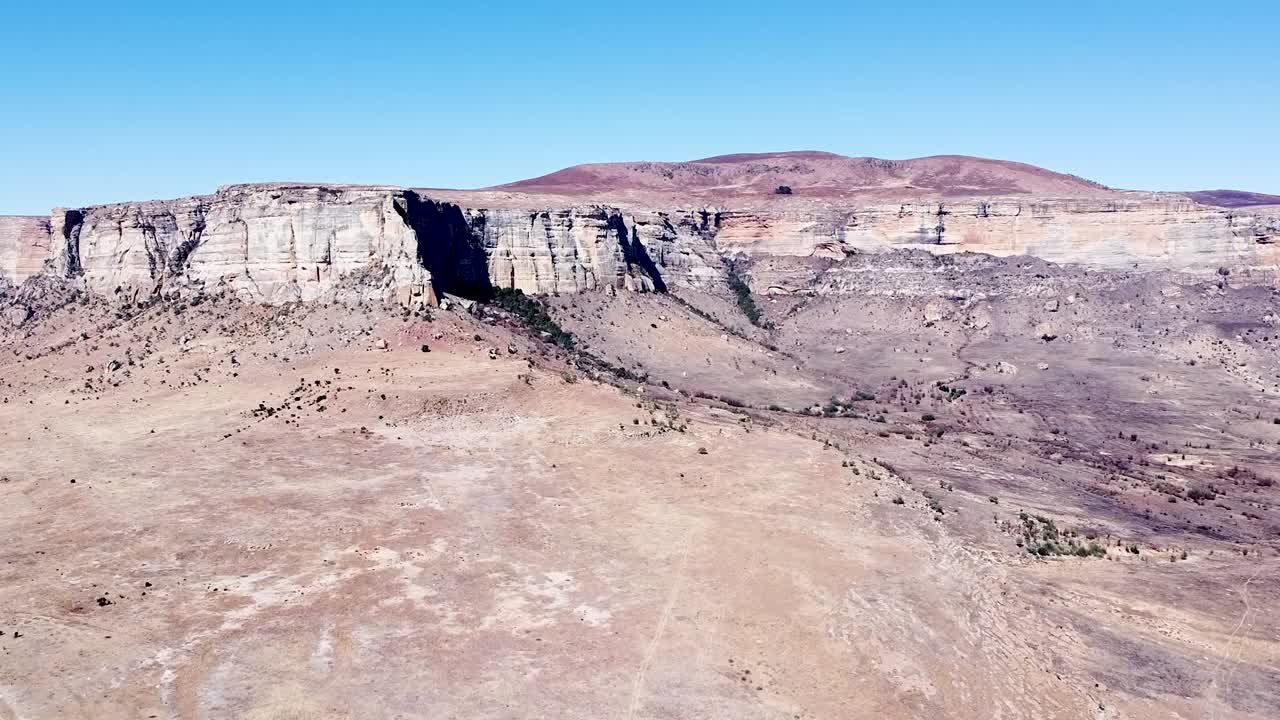 un dron aéreo disparó ascendiendo revelando las hermosas montañas de arenisca del drakensberg en un hermoso día soleado, kwazulu natal, sudáfrica