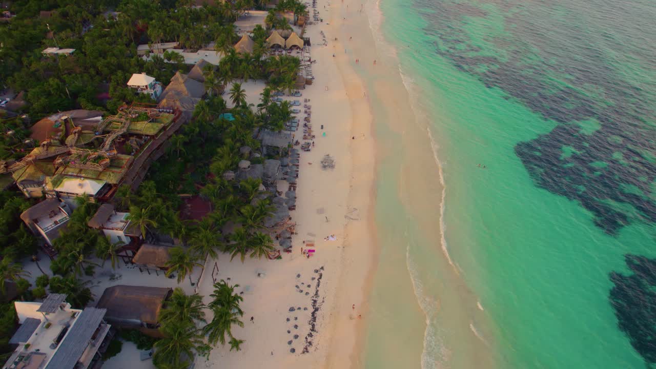 vista aérea de la playa de arena de akiin con olas turquesas del mar caribe rompiendo suavemente