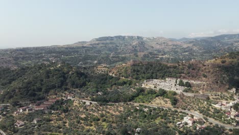 volando a través de las cadenas montañosas de calabria, italia