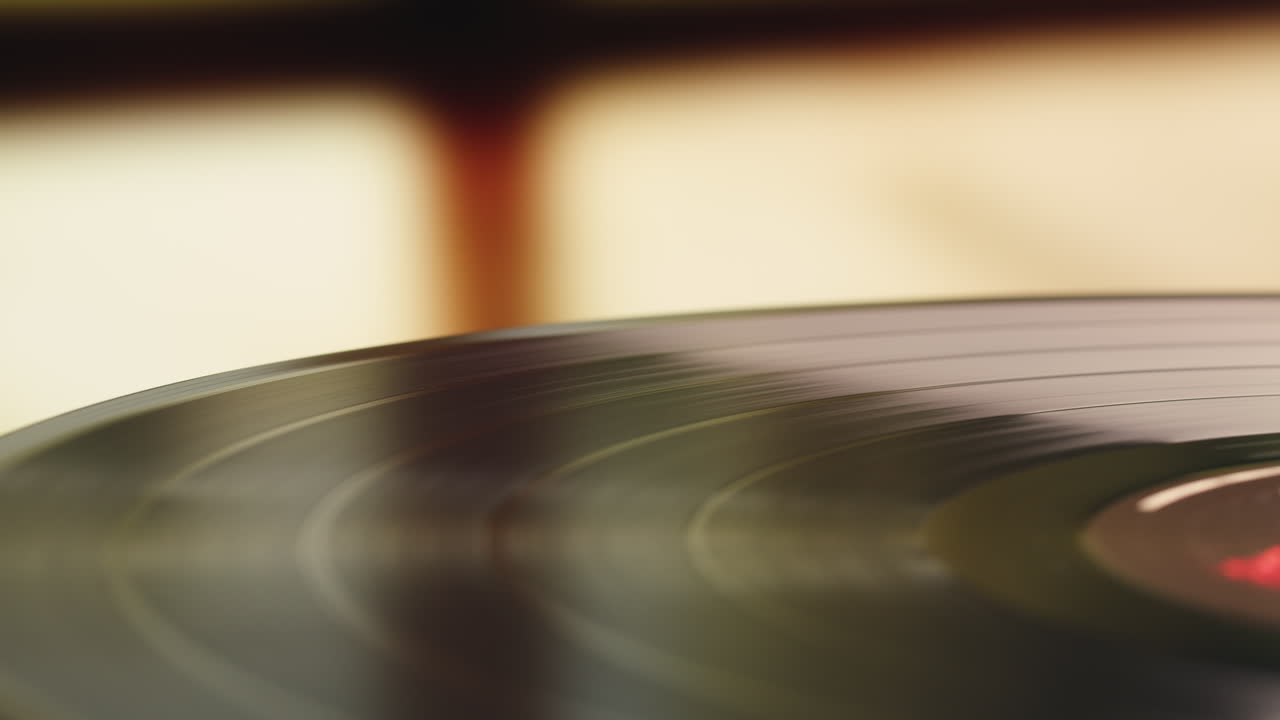 Primo piano di un disco in vinile che gira su un giradischi