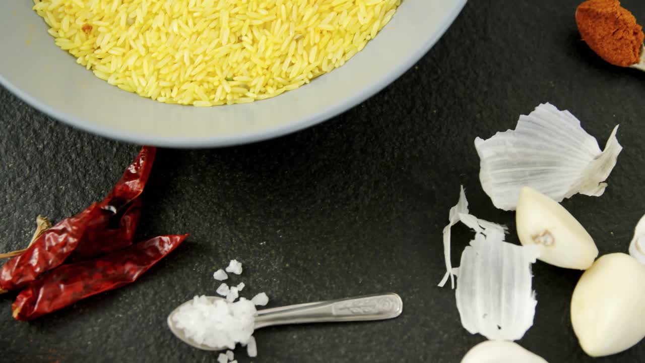 arroz en tazón con varios ingredientes de especias 4k