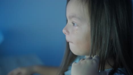 una joven se sienta frente a una computadora, mostrando fuertes emociones. la escena captura su reacción expresiva durante un momento atractivo, ambientada en un ambiente interior acogedor