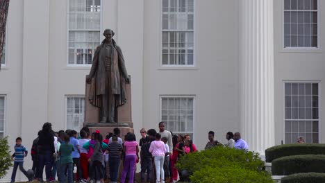 Afroamerikanische-Kinder-Versammeln-Sich-Vor-Dem-Gebäude-Der-Hauptstadt-Von-Montgomery-Alabama,-Um-An-Amerikas-Gründerväter-Zu-Gedenken