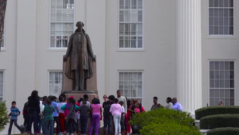 niños afroamericanos se reúnen fuera del edificio de la capital de montgomery alabama para recordar a los padres fundadores de américa