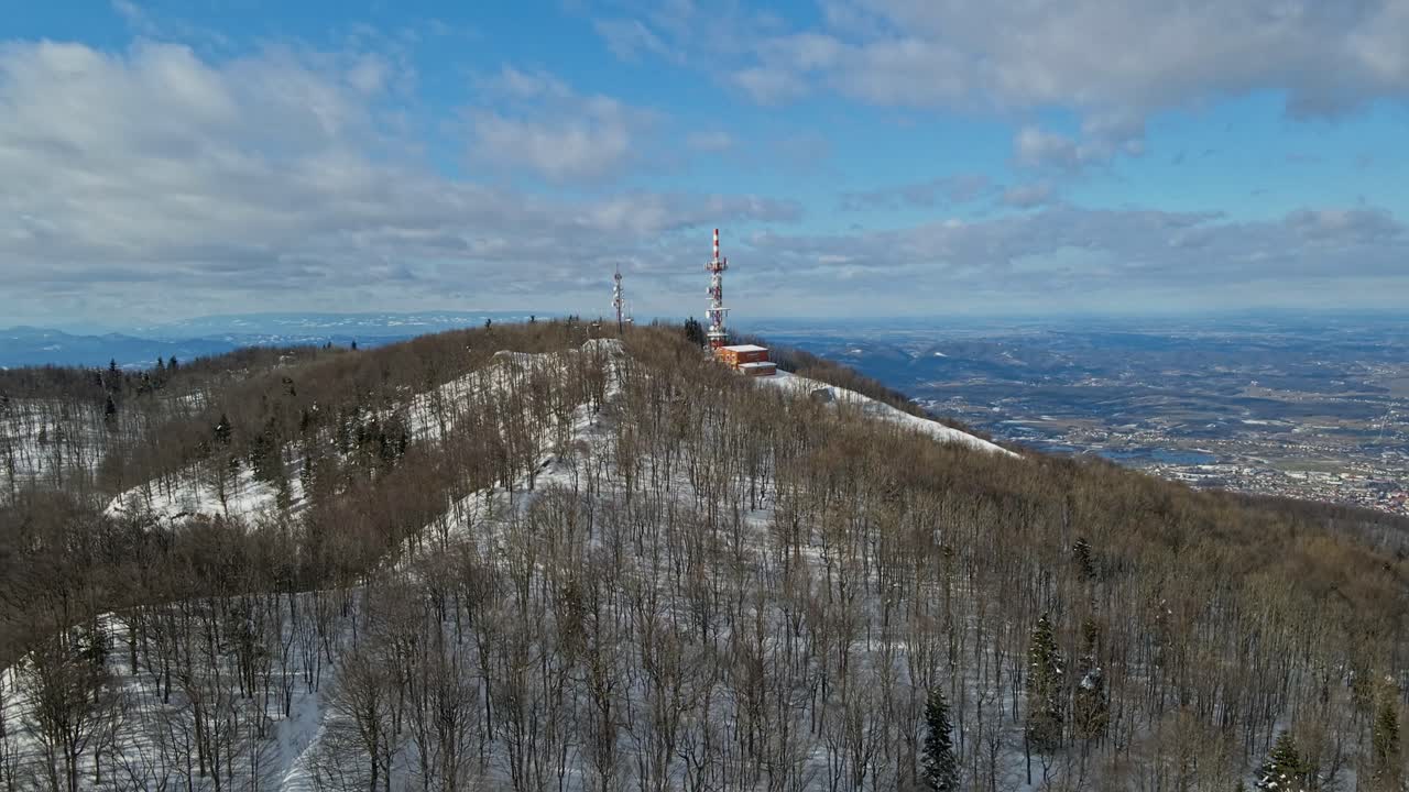 imágenes aéreas de drones 4k de un centro de comunicación de televisión y radio en la cima de la montaña en invierno