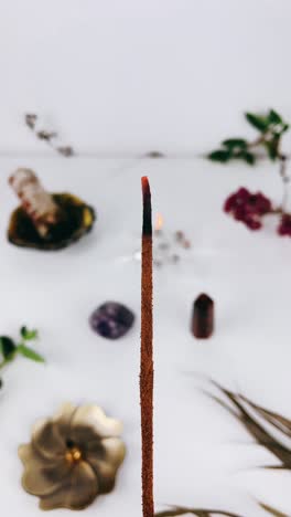 incenso ardiente con cristales y otros objetos espirituales