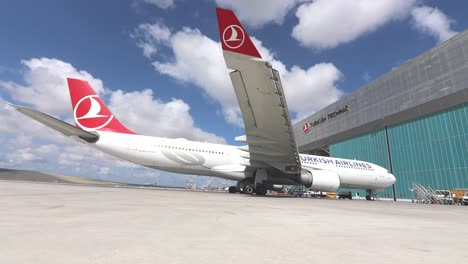 imágenes de empleados de la compañía de limpieza de aeronaves trabajando escalera de aeronaves preparación de vuelo control preparativos procedimientos de puerta de embarque actividades