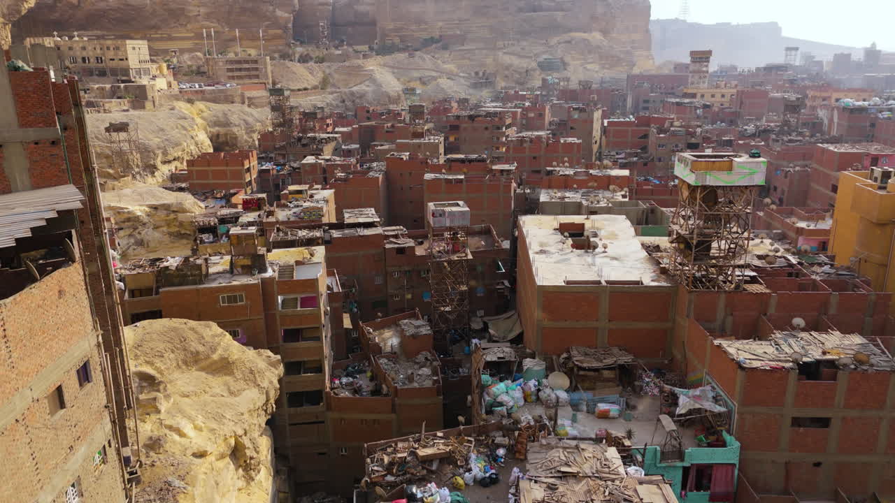 Vista aerea che mostra l'entità dei rifiuti nel distretto del Cairo