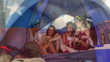 amigos sentados en la tienda, disfrutando de un viaje de campamento con la superposición de animación de la bandera de texas