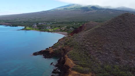 Filmische-Luftaufnahme-Eines-Wunderschönen-Strandes-Im-Süden-Von-Maui,-Maui-County,-Hawaii