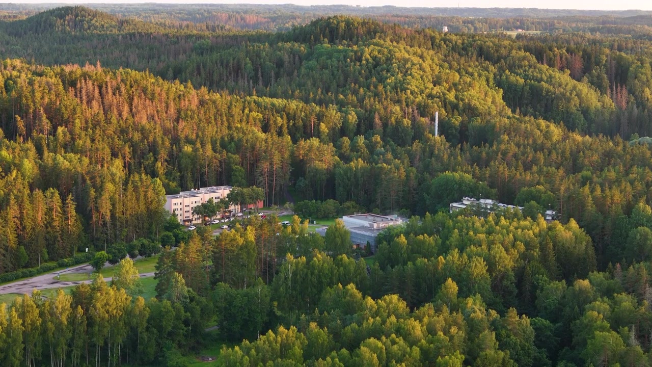 Drone lähestyy auringonlaskun aikaan Skaļupesissa, Ligatnessa sijaitsevaa vanhaa neuvostoaikaista rakennusta, joka on muutettu kuntoutuskeskukseksi ja sijaitsee luonnonkauniin vihreän mäntymetsän keskellä.