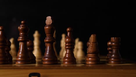 tiro de diapositiva macro detrás de figuras de ajedrez