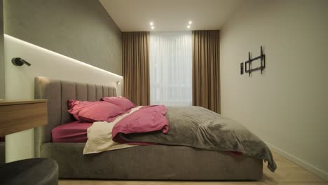 interior de apartamento minimalista moderno con decoración simple, tonos neutrales y líneas limpias. el diseño hace hincapié en la funcionalidad, creando un espacio de vida sereno y organizado.
