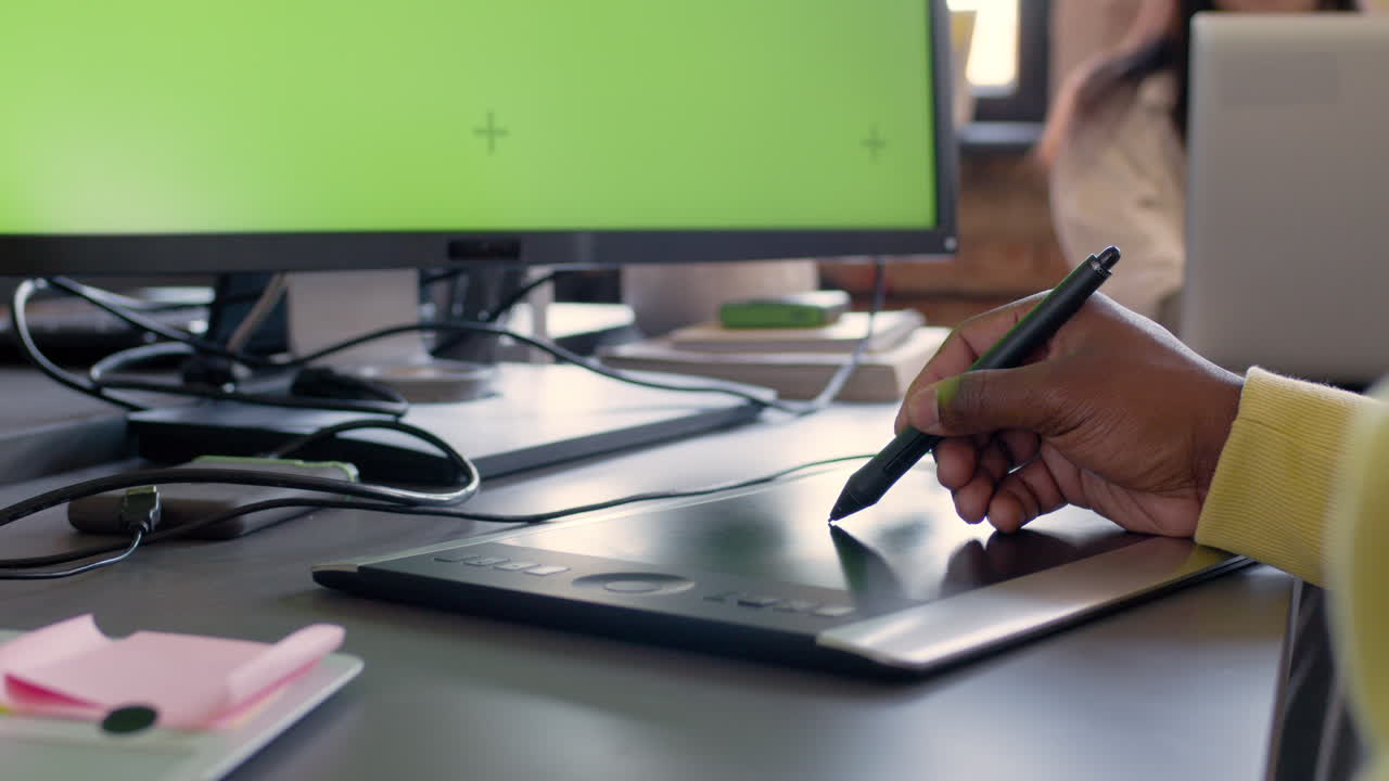 primer plano de un hombre irreconocible que usa una tableta de dibujo en la oficina