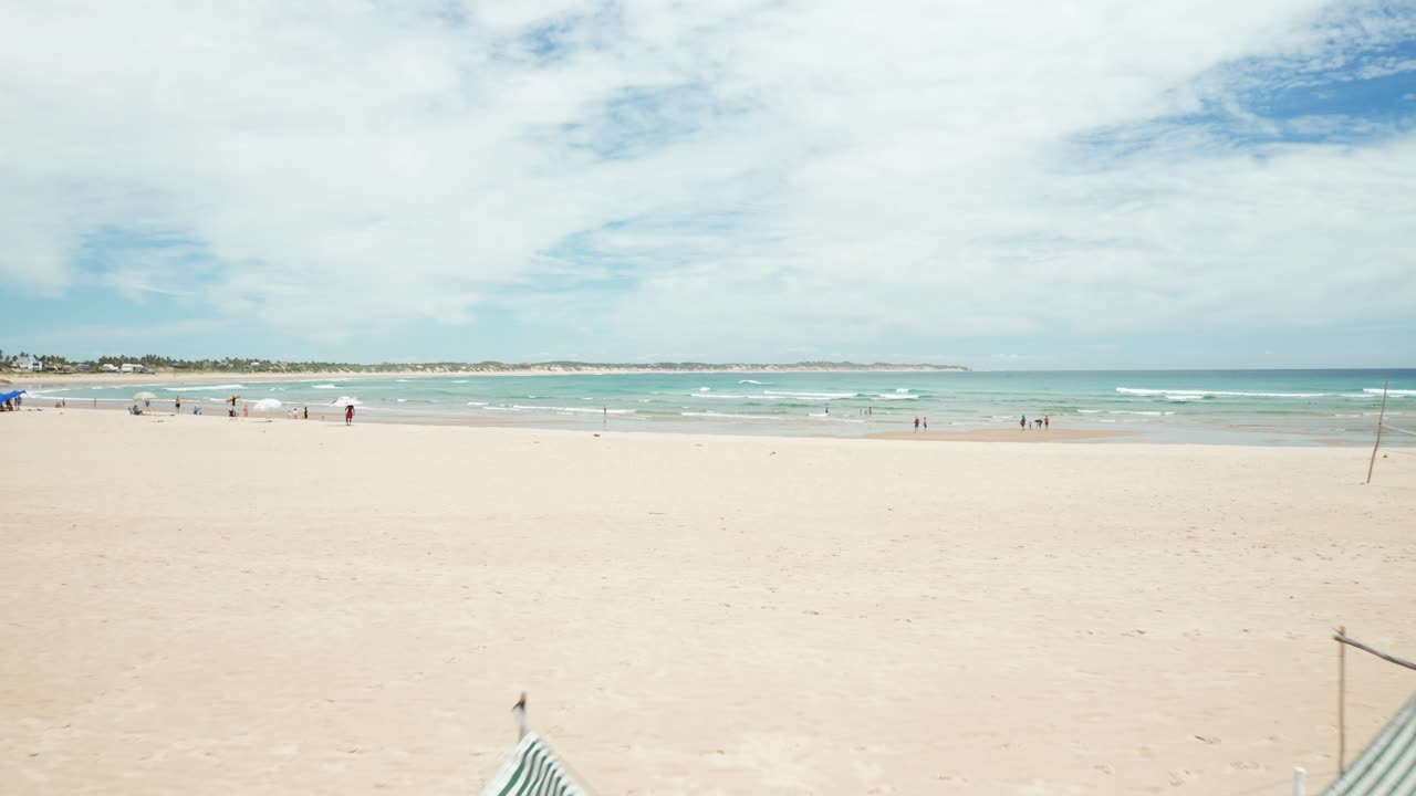 호텔 방 발코니에서 모잠비크의 토포 해변 위로 드론 비행